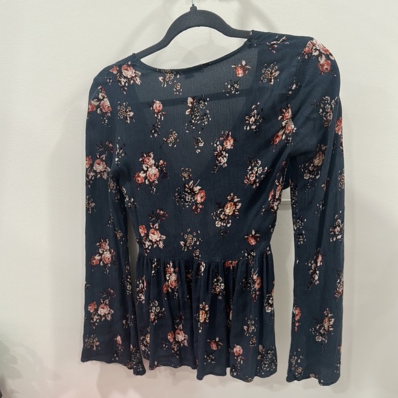 American eagle tie knot front lightly worn - Picture 3 of 3